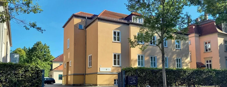 Gebäude der Eichdirektion und des Eichamtes Dresden (Ansicht von der Straße aus durch das geöffnete Tor der Einfahrt)