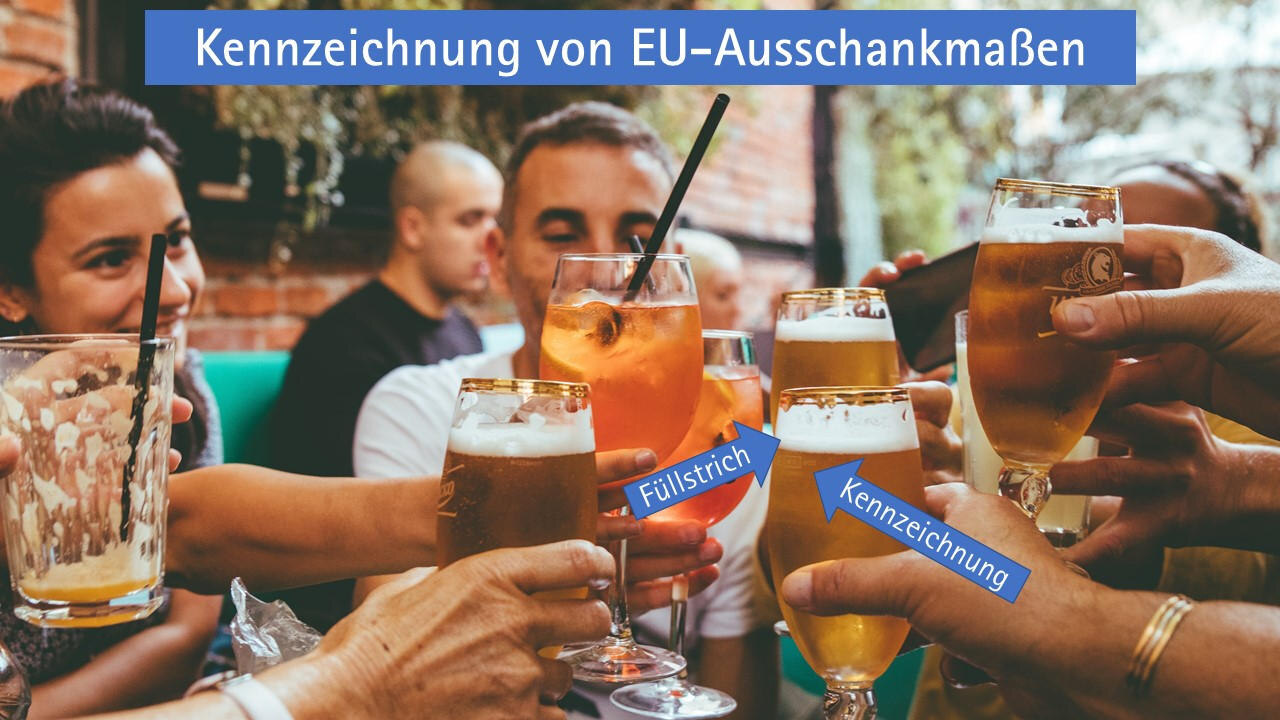 Zu sehen sind Personen im Restaurant, die mit Getränken anstoßen- Per Pfeil wird auf den Füllstrich und die Kennzeichnung des EU-Ausschankmaßes verwiesen 