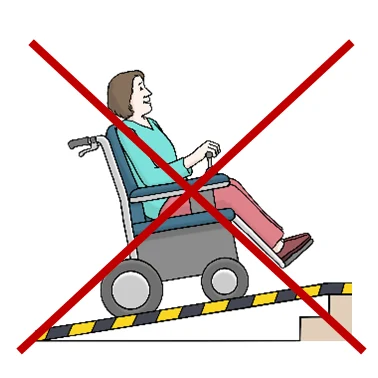 Eine Person sitzt in einem Rollstuhl. Sie fährt eine Rampe hoch, um eine Treppe zu überbrücken.