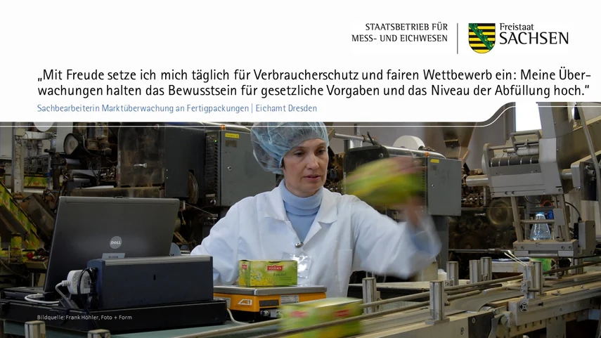 Zitat: „Mit Freude setze ich mich täglich für Verbraucherschutz und fairen Wettbewerb ein: Meine Überwachungen halten das Bewusstsein für gesetzliche Vorgaben und das Niveau der Abfüllung hoch.“ Darunter wiegt eine Frau Fertigpackungen mit Tee nach.