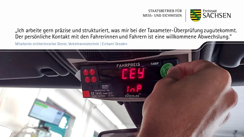 Zitat: „Ich arbeite gern präzise und strukturiert, was mir bei der Taxameter-Überprüfung zugutekommt. Der persönliche Kontakt mit den Fahrerinnen und Fahrern ist eine willkommene Abwechslung.“ Darunter klebt eine Hand ein Eichkennzeichen auf den Taxameter