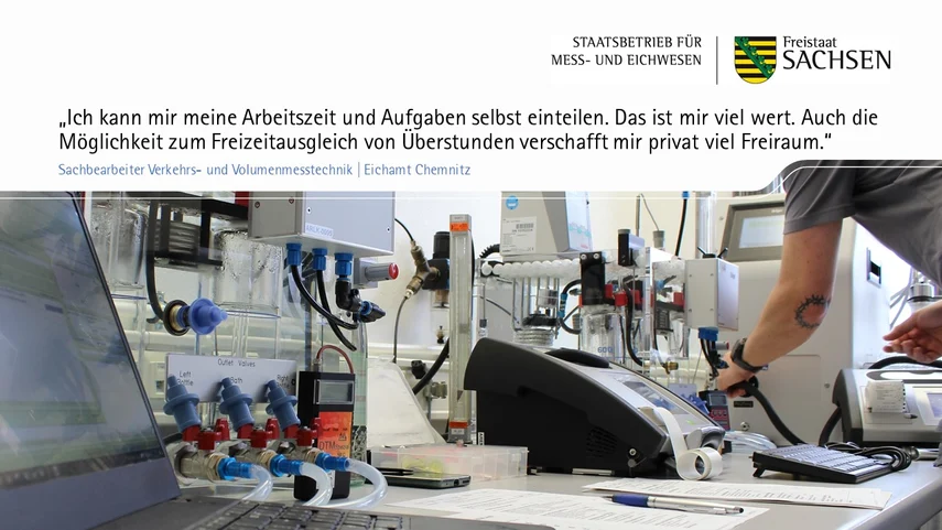 Zitat: „Ich kann mir meine Arbeitszeit und Aufgaben selbst einteilen. Das ist mir viel wert. Auch die Möglichkeit zum Freizeitausgleich von Überstunden verschafft mir privat viel Freiraum.“ Darunter sieht man einen Mann, der an Laborgeräten hantiert.