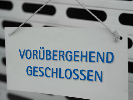 Türschild mit "Vorübergehend geschlossen"