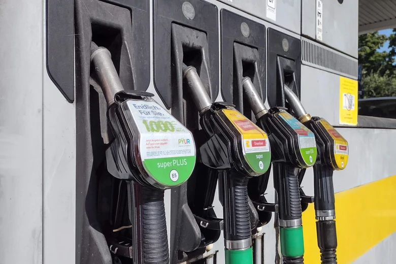 Vier Zapfpistolen an der Zapfsäule für SuperPlus, Super, Super E10 und Diesel nebeneinander. Oberhalb von jedem Zapfpunkt klebt ein graues Kennzeichen „geeicht bis 2023“.
