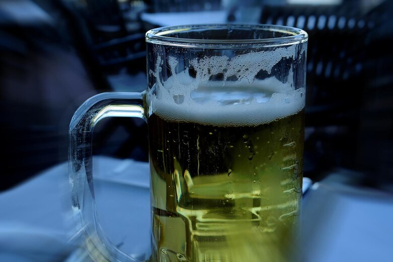 Bierglas auf einem Tisch. Es ist etwa zu dreiviertel mit Bier gefüllt.